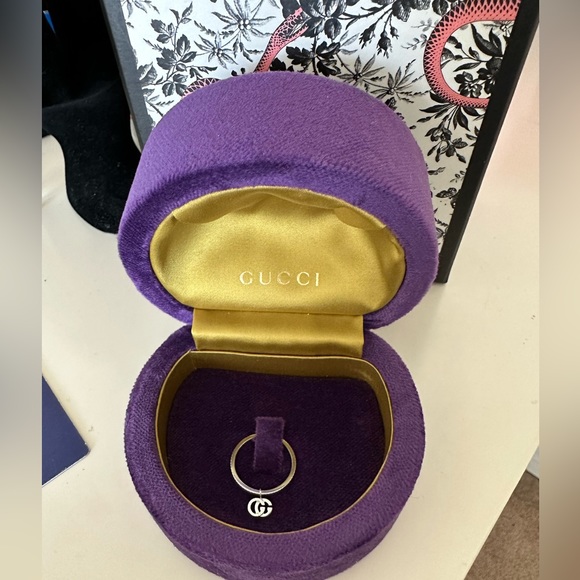 GUCCI Running G Ring with GG Charm in 18K White Gold - Picture 11 of 11